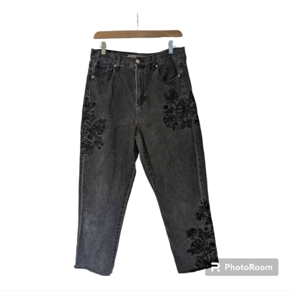 🖤 AEO Faded Black High Rise Ankle Mom Jean with Floral Embroidery, 10 - Picture 2 of 16